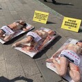 西門町驚現「盒裝人肉」 PETA震撼行動呼籲中秋改吃素