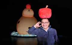 12公尺「水豚君」碧潭亮相 用療癒創意共享最美水岸時刻