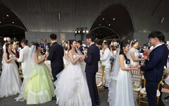 臺北捷運集團婚禮 16對新人在親友見證下互許終身