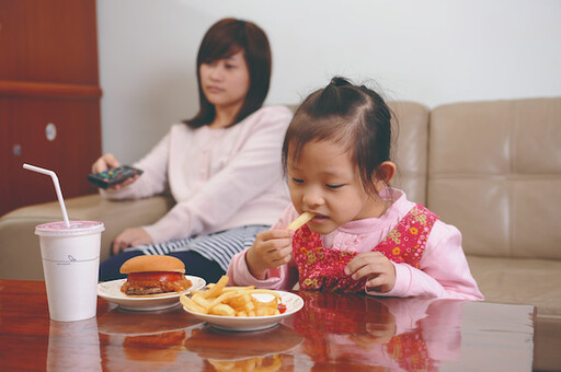 用食物安慰孩子 恐落入「情緒性飲食」陷阱