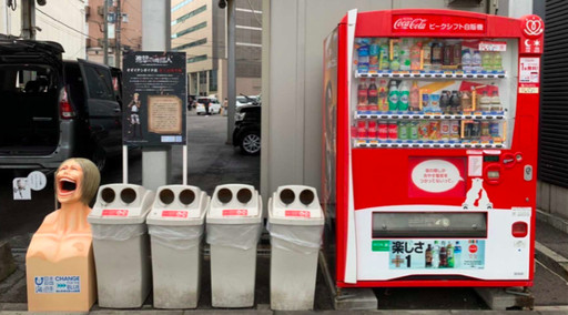 這次改吃空瓶！日本街邊出現三座「進擊的巨人垃圾桶」，網笑瘋：丟個垃圾壓力好大