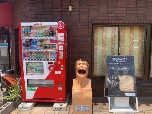 這次改吃空瓶！日本街邊出現三座「進擊的巨人垃圾桶」，網笑瘋：丟個垃圾壓力好大