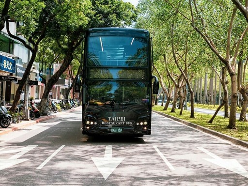 全台首部「雙層餐車」上路！高質感黑色車體搭透明天窗，還有專人送上五星美食