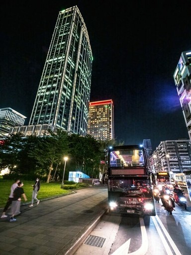 全台首部「雙層餐車」上路！高質感黑色車體搭透明天窗，還有專人送上五星美食