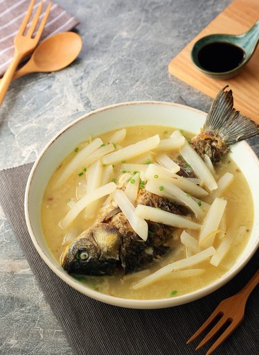 家常菜「蘿蔔絲軟燉鯽魚」，魚湯總有土腥味？這些食材來幫忙！