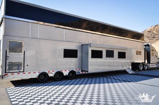 威爾史密斯「頂級豪華露營車」開放租借！14台電視、30人影廳，還有價值20萬美元的廚房任你用
