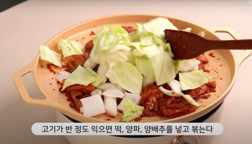 下酒菜、宵夜都適合！帶你快速上手超簡單韓式料理「辣炒年糕雞排」