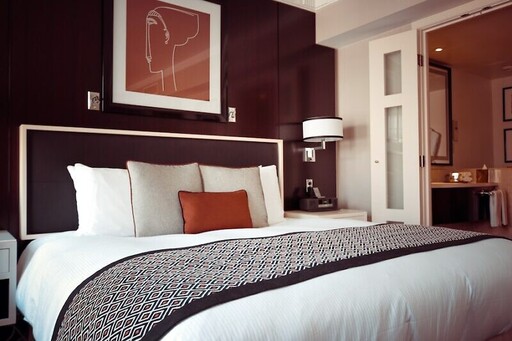 飯店房間用品小知識：雙人床為什麼有4個枕頭？淋浴間門把上的毛巾其實是腳踏墊？