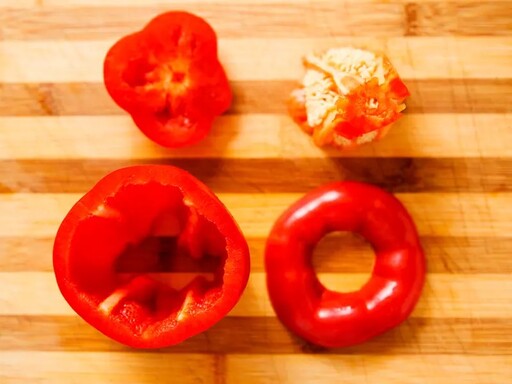 青椒、彩椒去籽常見的3個方法！其實只要用大拇指，就可以1步驟瞬間將籽移除！
