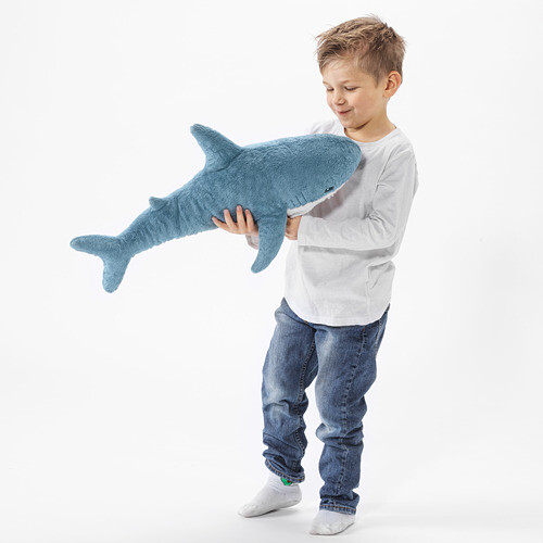IKEA最紅吉祥物推迷你版！55cm小鯊魚布偶7月開賣，網狂敲碗：這麼可愛快給我來一打