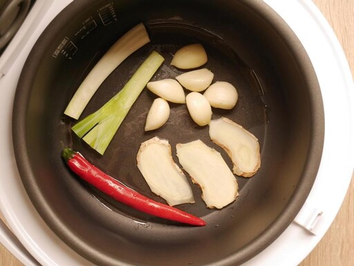 零廚藝電子鍋料理 ！蘿蔔燉牛肉