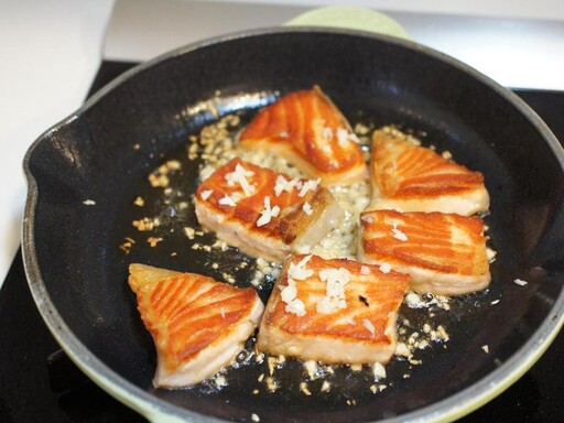 新手必學的鮭魚料理～蜂蜜大蒜鮭魚