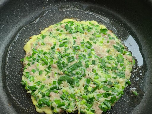 無麵粉做出好吃家常料理！韭菜肉末吻仔魚蛋餅