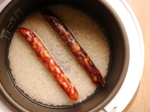 用電子鍋做簡易年菜～雙拼臘味飯