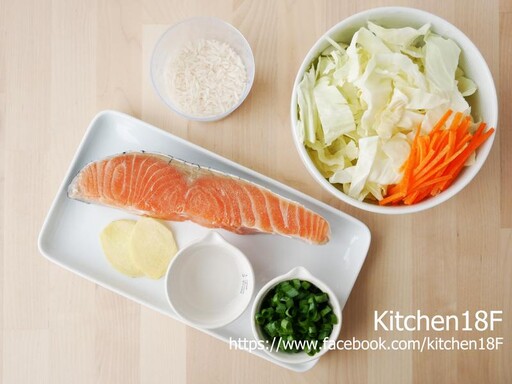 電鍋料理簡單上菜！鮭魚高麗菜粥