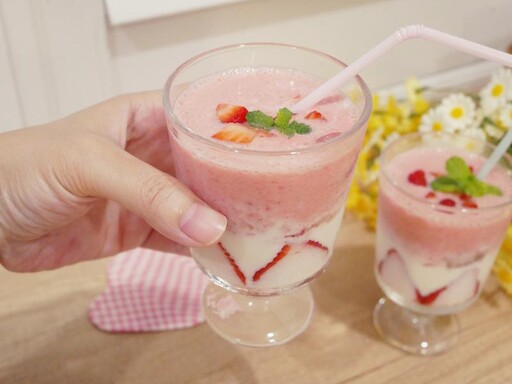 好粉嫩「草莓優酪乳」酸甜滋味好好喝！！