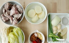 用電鍋料理，輕鬆吃美食！韓式馬鈴薯豬骨湯