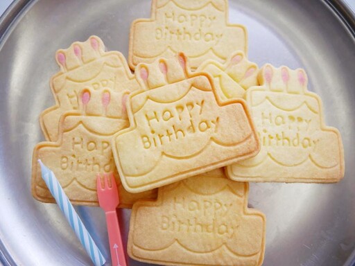 可愛的「生日蛋糕餅乾」帶點粉色好夢幻～