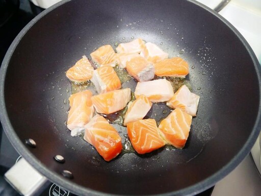 平底鍋「蘑菇炒鮭魚」鮮香下飯！！