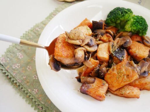 平底鍋「蘑菇炒鮭魚」鮮香下飯！！