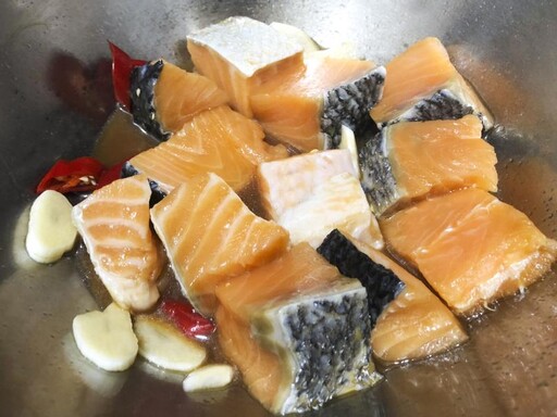 一鍋到底簡單上菜！醬燒鮭魚