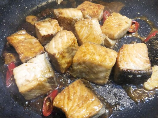 一鍋到底簡單上菜！醬燒鮭魚