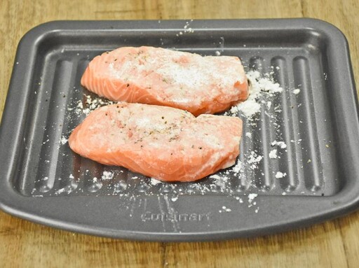 色彩繽紛、增添食欲！香煎鮭魚佐番茄紅醬
