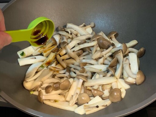 濃郁中又有菇類的鮮甜！奶油醬燒鮮菇