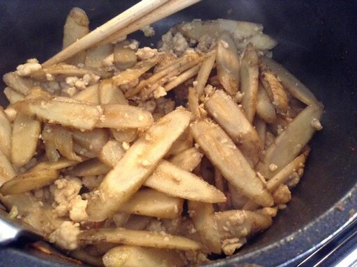 充分入味的營養家常菜～肉香牛蒡