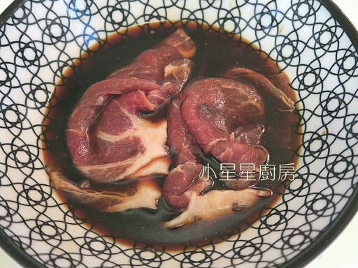 家常料理簡單上桌！玉米筍肉片捲