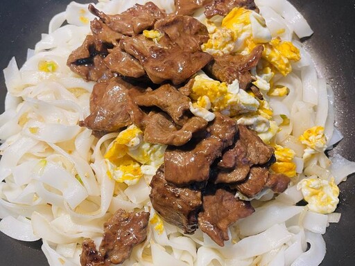 滑溜Q彈香氣十足～牛肉炒河粉