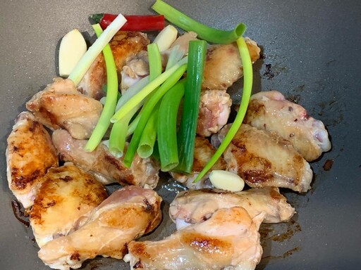 入口即化、入味下飯！醬燒馬鈴薯雞翅