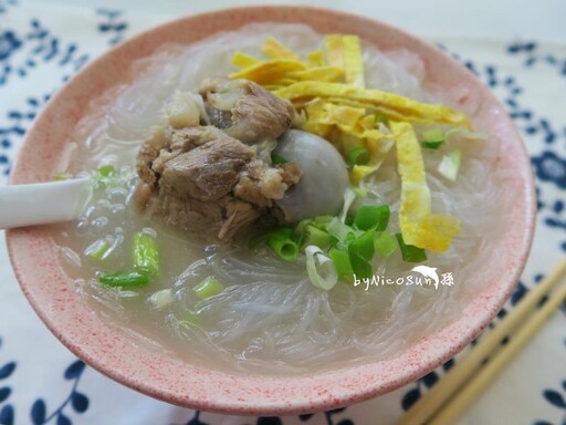 簡單又美味！大骨粉絲湯