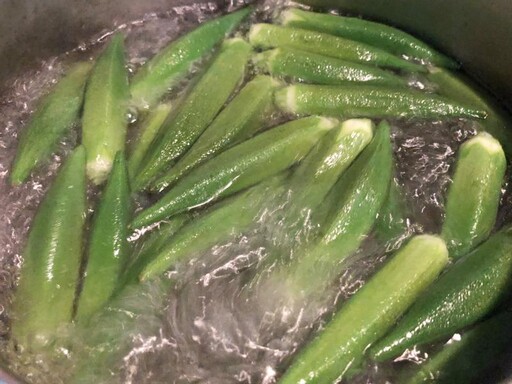 秋葵簡單涼拌、炒飯都好吃！黃金秋葵炒飯