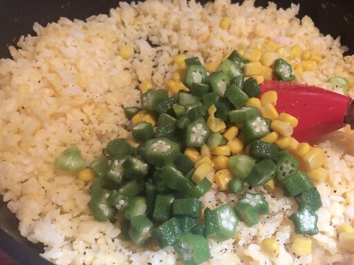 秋葵簡單涼拌、炒飯都好吃！黃金秋葵炒飯