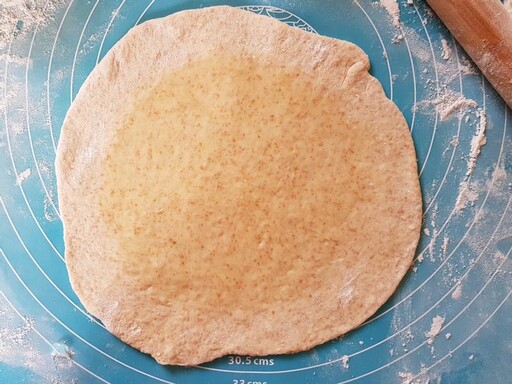 酸酸甜甜、增添風味！鳳梨乳酪無糖歐式麵包