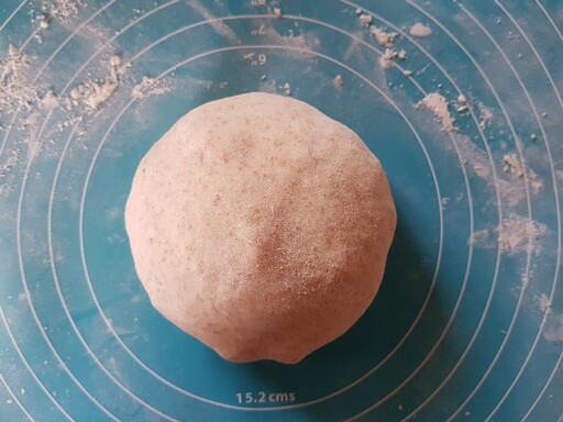 酸酸甜甜、增添風味！鳳梨乳酪無糖歐式麵包