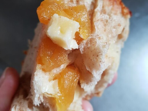 酸酸甜甜、增添風味！鳳梨乳酪無糖歐式麵包