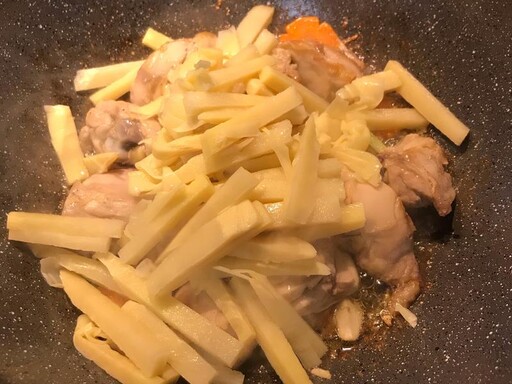 開胃又下飯！醃筍炒雞