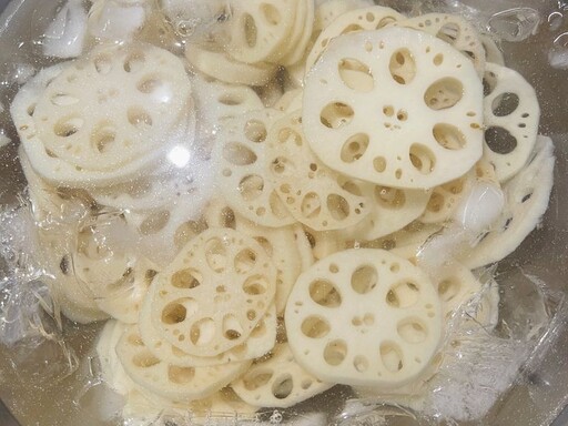清脆爽口、香甜美味！涼拌黑芝麻沙拉藕片