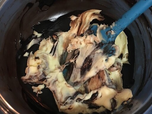 濃郁中帶清爽 馬斯卡澎黑巧克力派
