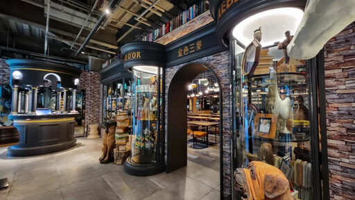 在圖書館裡喝奶油啤酒！金色三麥「桃園藝文店」開幕，木質書牆、歐式櫥窗打造台版魔法學院