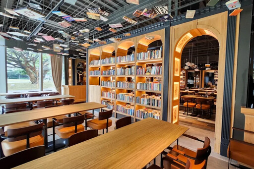 在圖書館裡喝奶油啤酒！金色三麥「桃園藝文店」開幕，木質書牆、歐式櫥窗打造台版魔法學院