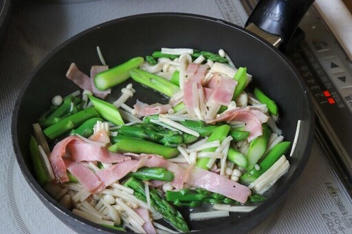 只要10分鐘的「金針菇炒蘆筍」快速料理！可加入肉片營養更豐富