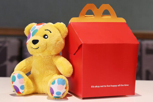 不快樂也OK！英麥當勞移除快樂兒童餐「微笑標誌」，附表情貼紙鼓勵孩子表達真實情緒