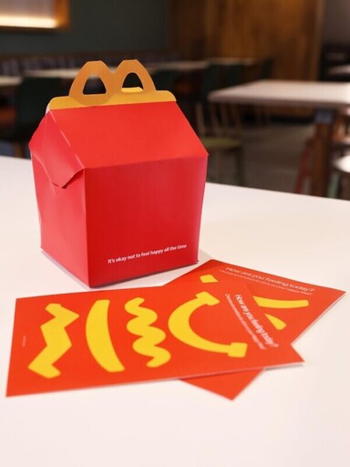 不快樂也OK！英麥當勞移除快樂兒童餐「微笑標誌」，附表情貼紙鼓勵孩子表達真實情緒