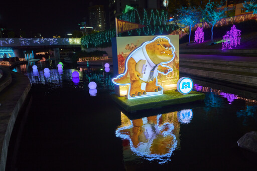 全台最萌聖誕樹！2024台中耶誕嘉年華「16公尺毛怪耶誕樹」必拍，每晚加碼「幸福發電廠」柳川燈光秀