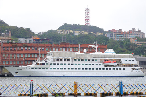 世界最大「海上圖書館」來了！望僕號停靠基隆港，2,000種主題藏書、超美景觀咖啡廳手刀預約登船