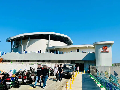 北海岸必逛「龜吼漁夫市集」升級回歸!蟹殼圓弧屋頂化身打卡新地標,挑高用餐區享海景第一排