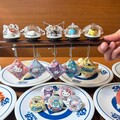 「藏壽司 x 三麗鷗」聯名來了！爆萌趴趴吊飾、和服版角色粉絲必收，集點再贈限量隨手杯